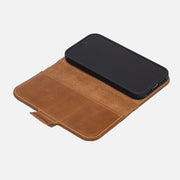 Leather Folio iPhone 17 Series with MagSafe - Classic 5.1-2