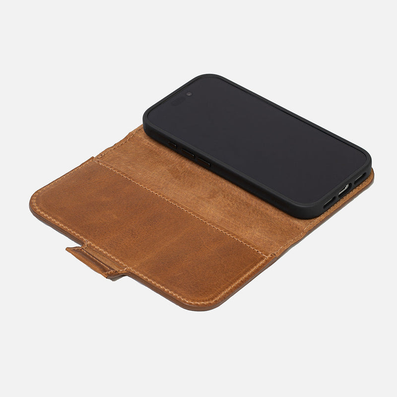 Leather Folio iPhone 17 Series with MagSafe - Classic 5.1-2