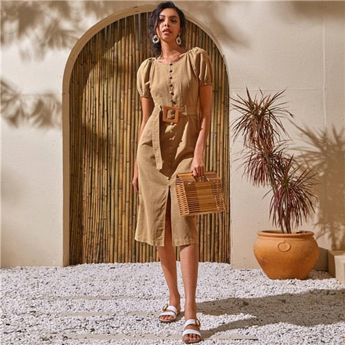 Weißes, einreihiges, langes Sommerkleid mit Puffärmeln, Schlitz am Saum und Gürtel, Rundhalsausschnitt, aus Baumwolle, tailliert und ausgestellt, Boho-Chic.