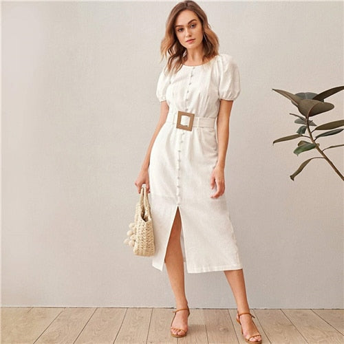 Weißes, einreihiges, langes Sommerkleid mit Puffärmeln, Schlitz am Saum und Gürtel, Rundhalsausschnitt, aus Baumwolle, tailliert und ausgestellt, Boho-Chic.