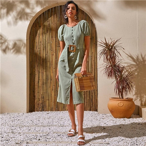 Weißes, einreihiges, langes Sommerkleid mit Puffärmeln, Schlitz am Saum und Gürtel, Rundhalsausschnitt, aus Baumwolle, tailliert und ausgestellt, Boho-Chic.